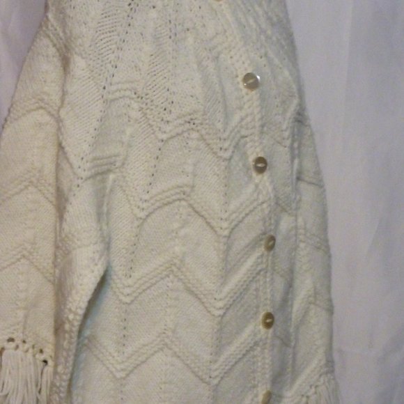 Hand knitted button -up poncho w/ fringes - Picture 2 of 7